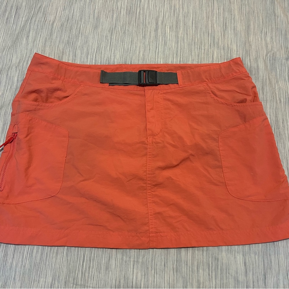 Columbia cross on over coral colored skirt With Omni-Wick. Size 10.